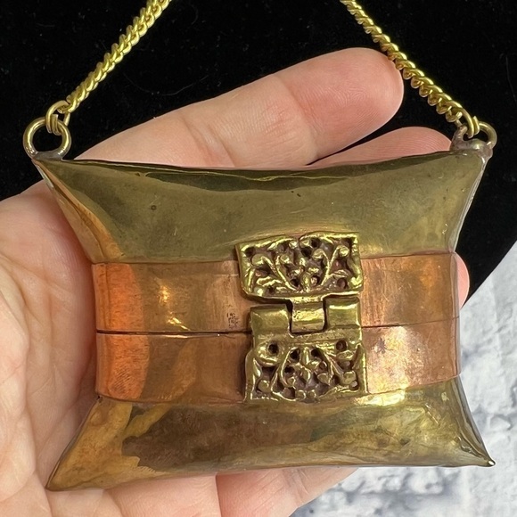 Vintage pillow purse necklace with brass and copper - Picture 3 of 7